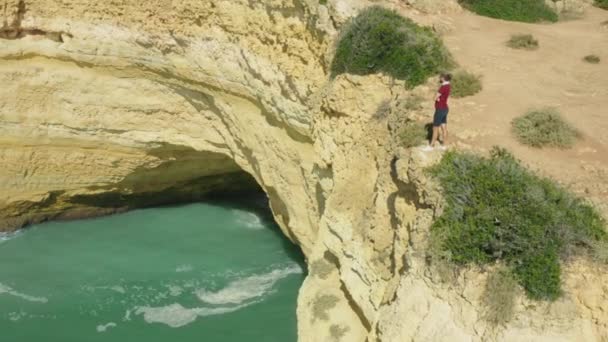 Impresionantes formaciones rocosas y montones en el mar — Vídeos de Stock