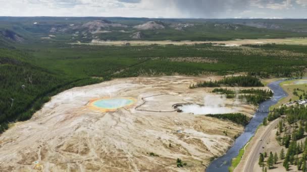 Helicóptero vista vibrante arco-íris geyser lago no mundialmente famoso parque Yellowstone 4K — Vídeo de Stock