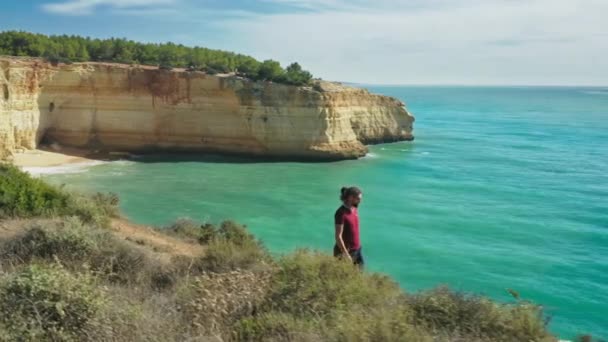 Cuevas de Benagil, Benaglil, Portugal, Europa. Espectacular acantilado vistas aéreas — Vídeo de stock