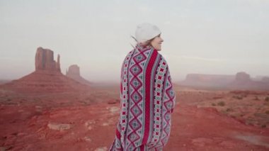Mutlu gülümseyen genç kadın turist güzel bir anıt vadisinde