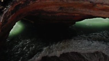 Deniz mağaraları olan bir kaya oluşumunun hava görüntüleri.