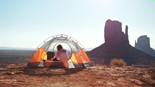 Kamperen vrouw in tent fotograferen van filmische natuur landschap Monument Valley — Stockvideo