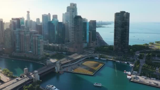 Cinemático moderno distrito de negócios no centro de Chicago com vista lago Michigan — Vídeo de Stock