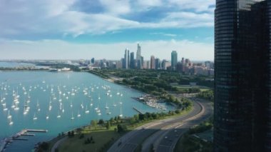 Miami şehir merkezinin 4K hava görüntüsü Limandaki güzel konut binaları