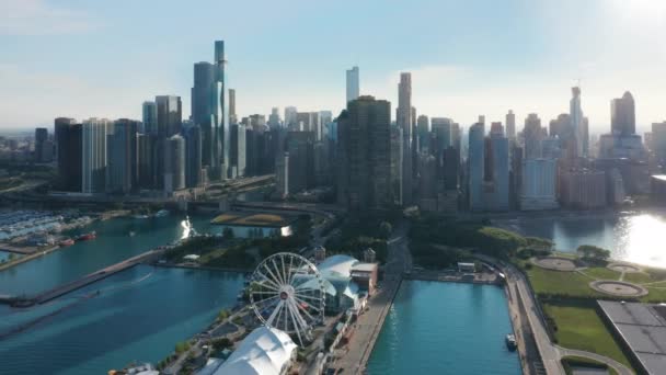 Flying along cinematic modern Chicago buildings with Michigan lake and Navy park — Stock Video