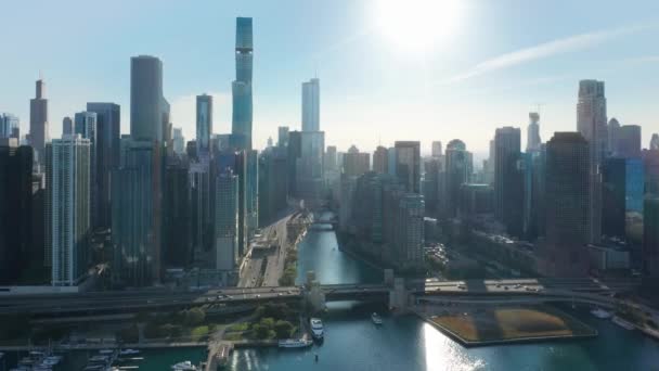 シカゴ川、イリノイ州、シカゴ港上空のドローン上のシネマティックな空中橋 — ストック動画