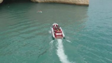 Turist grubunun bir tekne turu görüntüsü.