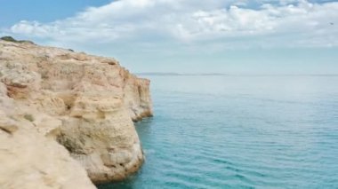 Keskin kıyı şeridi oluşturan kayalık kayalıkların insansız hava aracı görüntüleri.