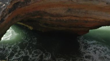 Kristal berrak deniz sularında eşsiz bir manzara.