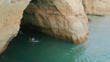 Portekiz, Avrupa. Kasım 2020. Bir mağarada kano süren insanların insansız hava aracı görüntüleri.