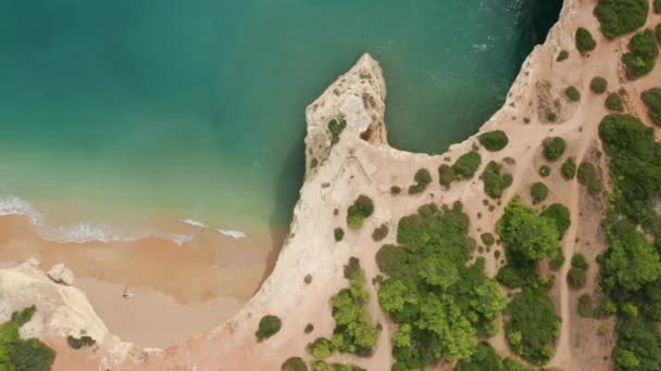 Portugal, Europa. Unikt landskap med grottor och grottor sett ovanifrån — Stockvideo