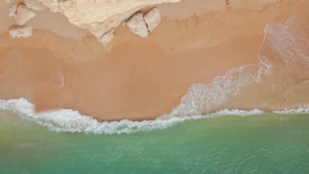 Portugalsko, Evropa. Krásná písečná pláž s nízkým přílivem, jak je vidět shora — Stock video