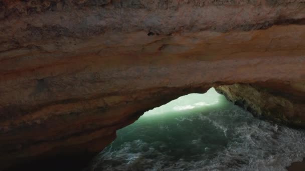 Drohnenaufnahmen einer Grotte im Inneren einer Felsformation — Stockvideo