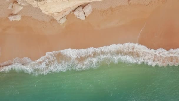 Portugalsko, Evropa. Letecké záběry moře s ostrým pobřežím — Stock video