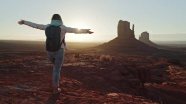 Zafer kazanan mutlu gezgin kadın, başarı konseptini kazanır.