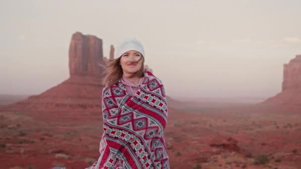 Happy beautiful woman portrait looking around red canyon landscape view sunset — Stock Video