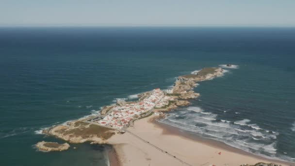 Flygbilder av sandstrand som sträcker sig längs blåa havet — Stockvideo