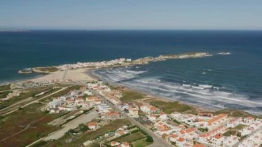 Baleal, Portekiz, Avrupa. Kıyı şeridi, köpüklü dalgalarla yıkanmış, tepeden görüldüğü gibi.