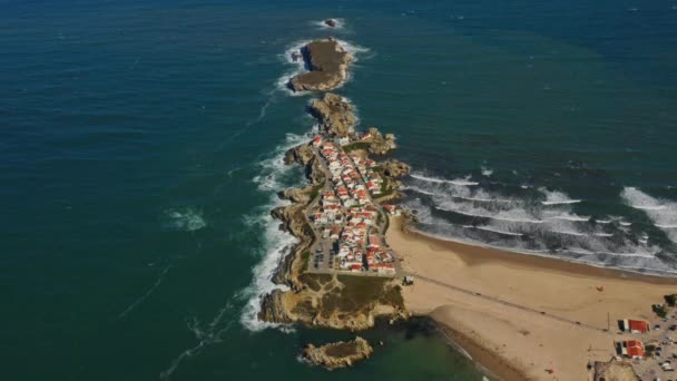 Baleal, Portugalsko, Evropa. Letecké záběry tyrkysového přímořského pláště s odlivem — Stock video