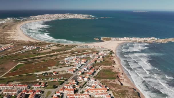 Вид з повітря на піщаний пляж, що з'єднує острів з материком — стокове відео