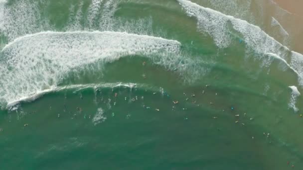 Fantastisk strand, tvättad med skummande havsvågor sett ovanifrån — Stockvideo