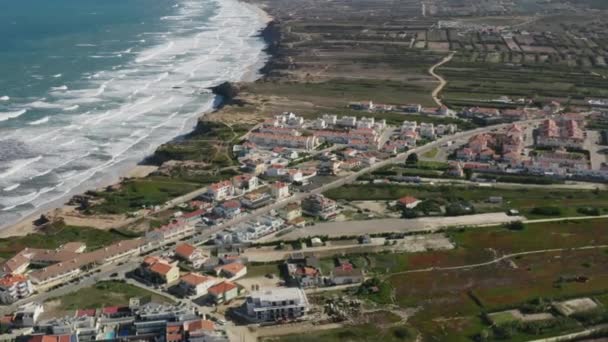 Drone filmato di una città di mare con blocco residenziale e verde endemico — Video Stock