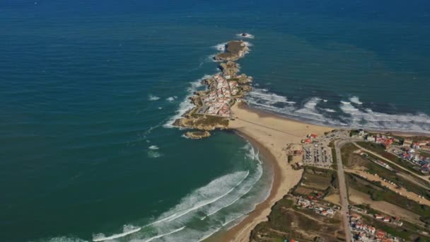 Baleal, Portugalsko, Evropa. Malebný modrý výhled na oceán, jak je vidět shora — Stock video