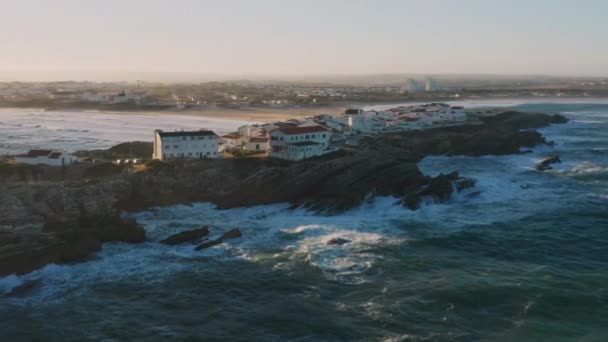 Imágenes de drones de arquitectura costera en una colina rocosa, bañada con el océano — Vídeos de Stock