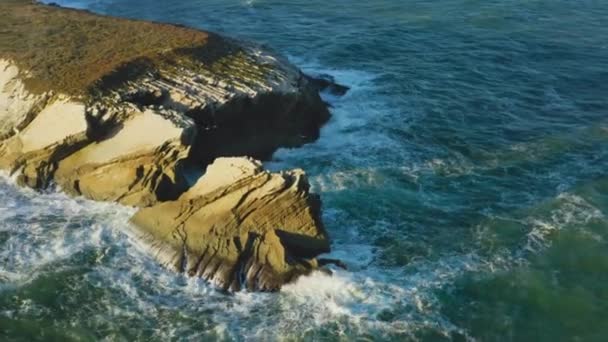 Formations rocheuses avec les vagues éclaboussant contre le rivage — Video