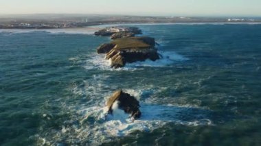 Arka planda kıyı kasabası olan ıssız bir ada yukarıdan görüldüğü gibi.