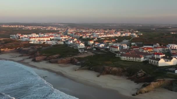 Baleal, Portugal, Europa. Hermosa puesta de sol reflejada en las olas del océano — Vídeos de Stock