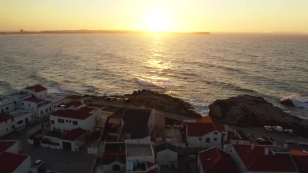 Dron záběry pobřežního města s krásnými chalupami a zámky — Stock video