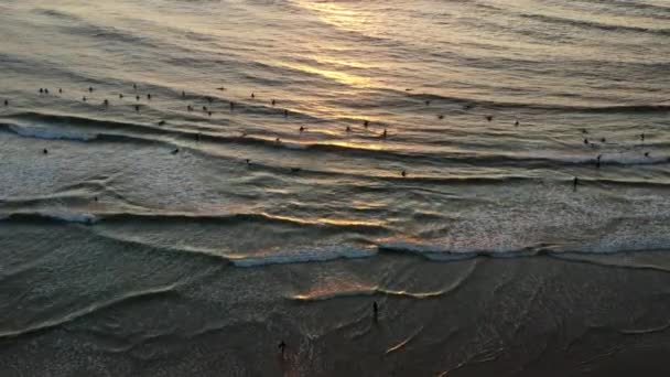 베일, 포르투갈, 유럽. 해변의 아름다운 일몰 광경을 보여 주는 드론 영상 — 비디오