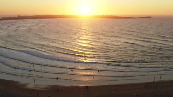 Baleal, Portekiz, Avrupa. Sörf tahtalarındaki sporcular tepeden görüldüğü gibi — Stok video