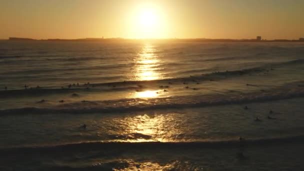 Imagens aéreas de desportistas a apanhar uma onda em pranchas de surf — Vídeo de Stock