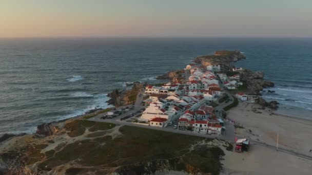 Вид с воздуха на прибрежные жилые дома в живописной гавани — стоковое видео