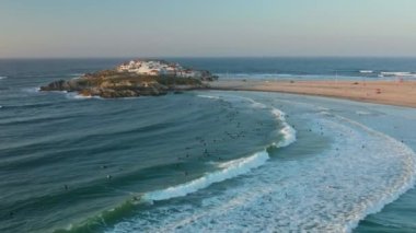 Baleal, Portekiz, Avrupa. Kıyı şeridi boyunca sörf yapan insanların hava görüntüsü