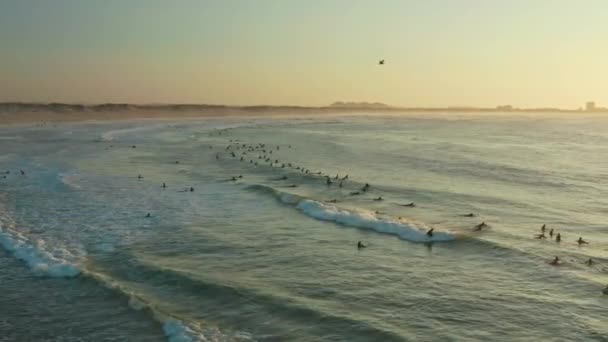 베일, 포르투갈, 유럽. 놀랍게 빛나는 일몰 광경 이대양의 파도 속에 비치다 — 비디오