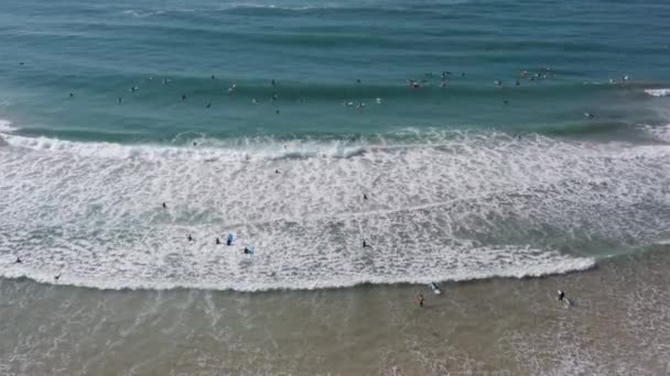 Балеал, Португалия, Европа. Съемки с воздуха людей, занимающихся серфингом в океане. — стоковое видео