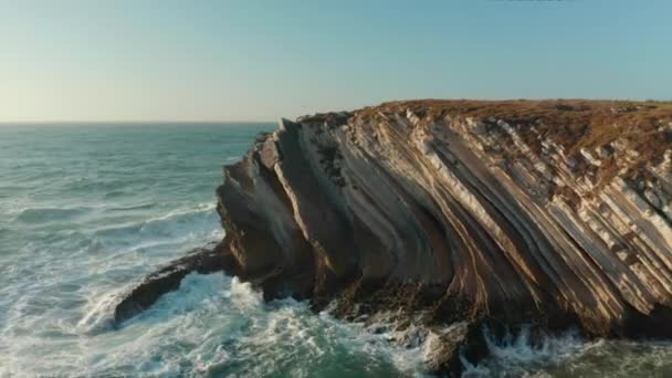 Luftaufnahme der schönen abgelegenen Insel mit dem Horizont im Hintergrund — Stockvideo