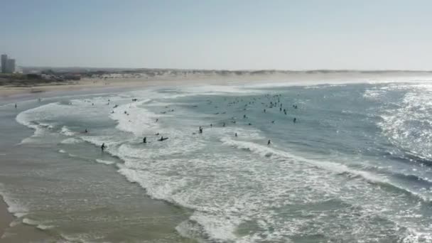 Baleal, Portekiz, Avrupa. Köpüklü dalgaların içinde yüzen insanlar — Stok video