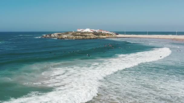 베일, 포르투갈, 유럽. 푸른 바 다 로씻어 지는 목가적 인 해변의 공중 사진 — 비디오