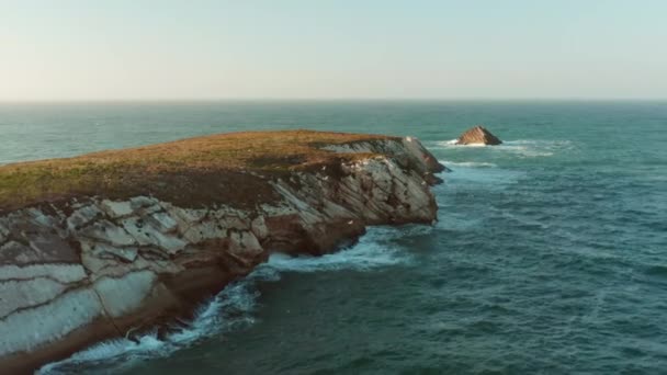 巴莱，葡萄牙，欧洲。海鸥在海中的岩石岛上飞翔 — 图库视频影像