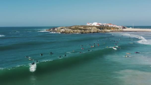 Baleal, Portugal, Europa. Imagens de drones da cidade costeira com clima idílico — Vídeo de Stock