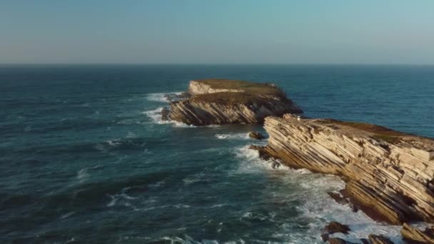 베일, 포르투갈, 유럽. 탁트인 바다 가운데 고립된 섬 — 비디오