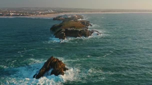 スペイン、ポルトガル、ヨーロッパ。穏やかな海の中の牧歌的な島 — ストック動画