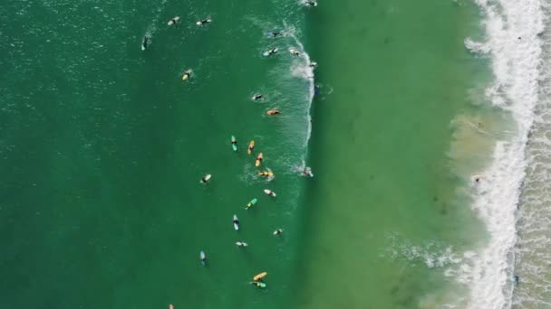 Baleal, Portugal, Eropa. Rekaman udara peselancar mengambang di gelombang — Stok Video