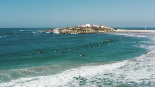 Az emberek szörfdeszkán úsznak a part mentén. — Stock videók