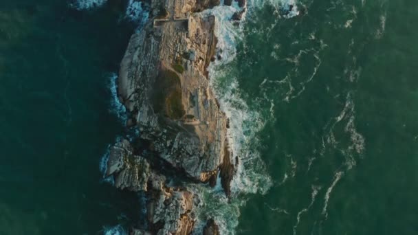 Bahía aislada dentro del Océano Atlántico vista desde arriba — Vídeos de Stock