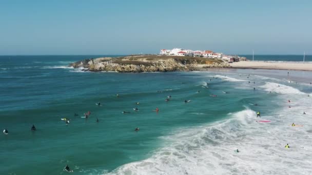 Baleal, Portugal, Europa. Människor som surfar på öppet hav vid kusten — Stockvideo